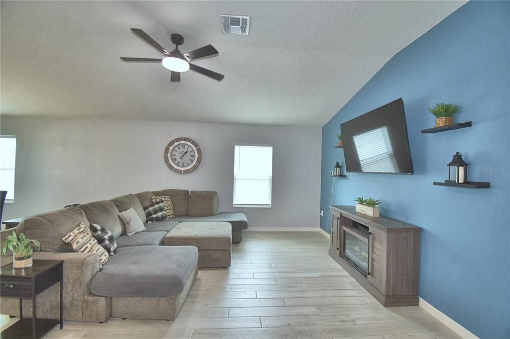 For Sale: $327,000 (4 beds, 2 baths, 1989 Square Feet)