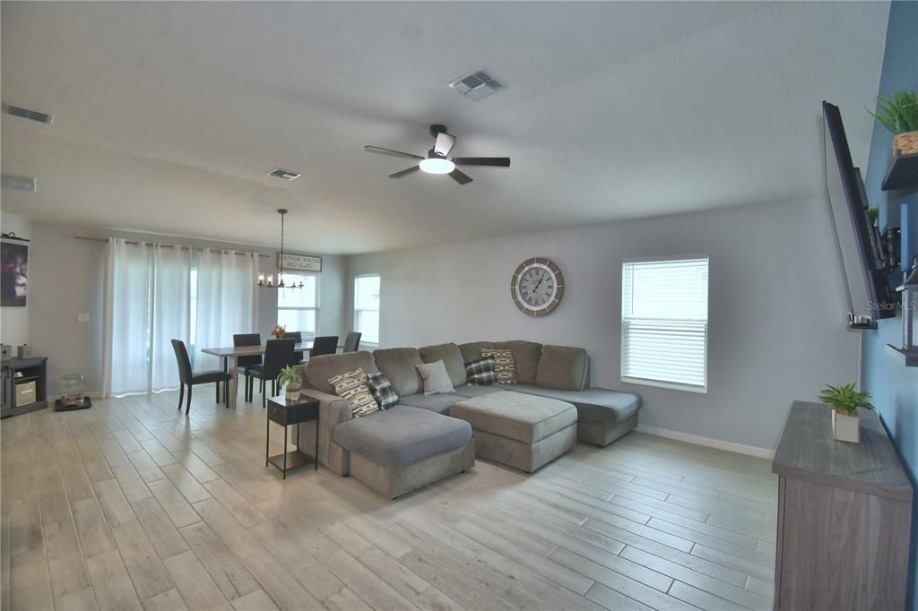 For Sale: $327,000 (4 beds, 2 baths, 1989 Square Feet)