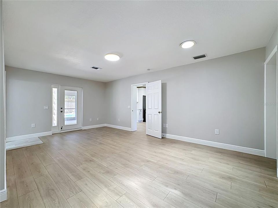 En Venta: $624,999 (4 camas, 2 baños, 1978 Pies cuadrados)