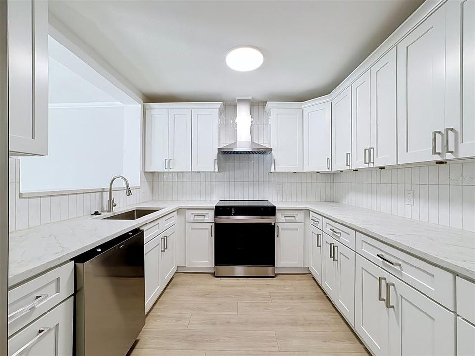 En Venta: $624,999 (4 camas, 2 baños, 1978 Pies cuadrados)