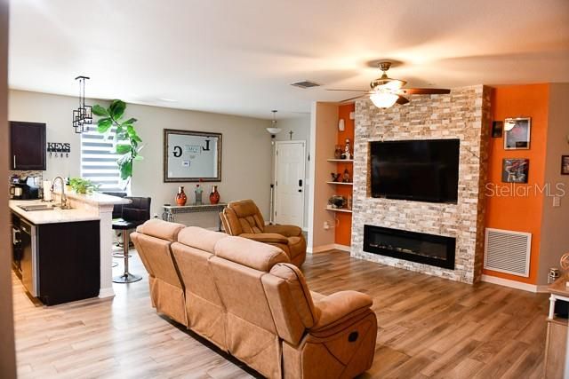 For Sale: $350,000 (4 beds, 2 baths, 1563 Square Feet)