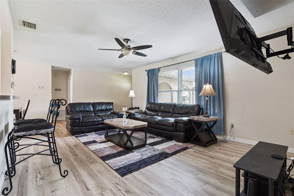 Activo con contrato: $299,900 (3 camas, 2 baños, 1449 Pies cuadrados)