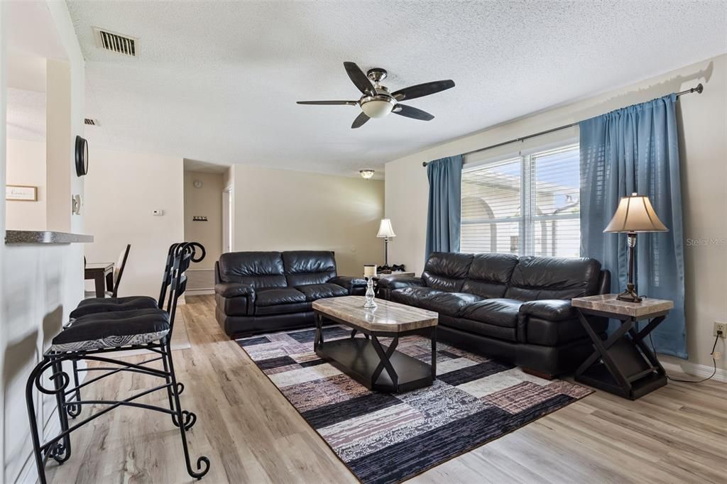 Activo con contrato: $299,900 (3 camas, 2 baños, 1449 Pies cuadrados)