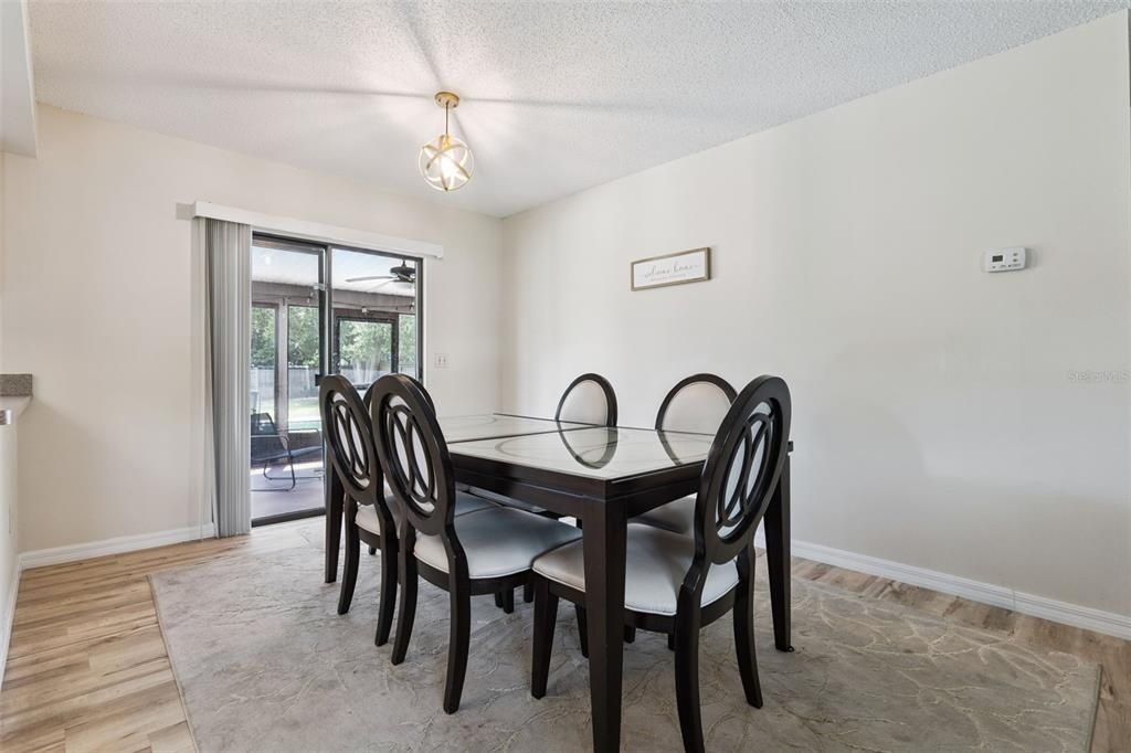 Activo con contrato: $299,900 (3 camas, 2 baños, 1449 Pies cuadrados)