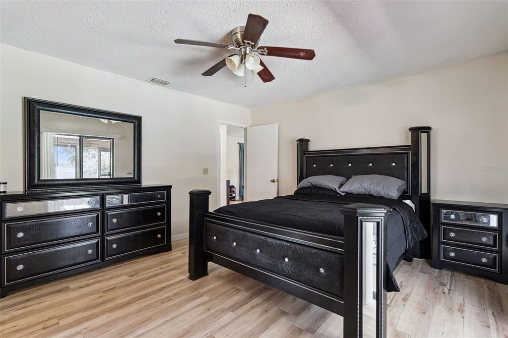 Activo con contrato: $299,900 (3 camas, 2 baños, 1449 Pies cuadrados)