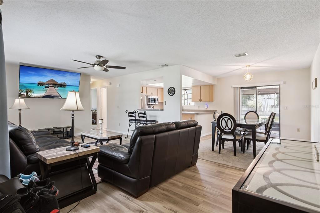 Activo con contrato: $299,900 (3 camas, 2 baños, 1449 Pies cuadrados)