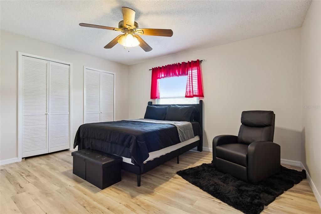 Activo con contrato: $299,900 (3 camas, 2 baños, 1449 Pies cuadrados)
