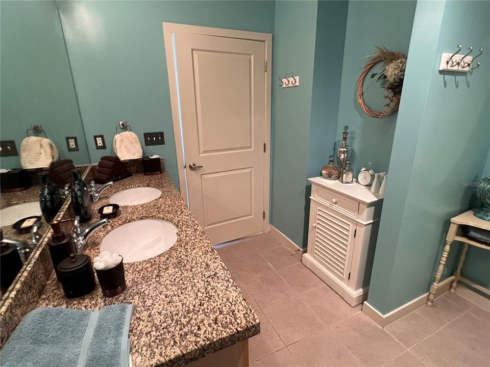 For Sale: $349,995 (2 beds, 2 baths, 1263 Square Feet)