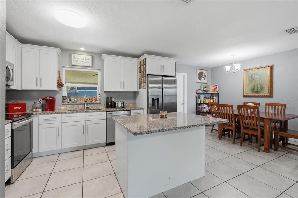 На продажу: $349,999 (3 спален, 2 ванн, 1300 Квадратных фут)