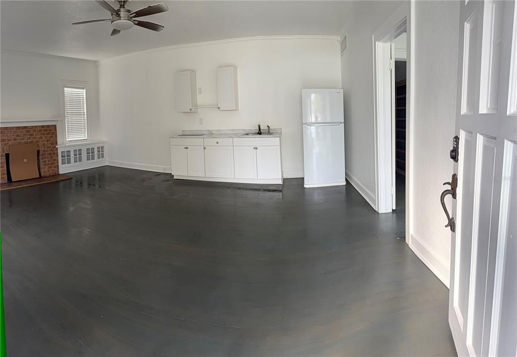 For Rent: $1,300 (1 beds, 1 baths, 700 Square Feet)