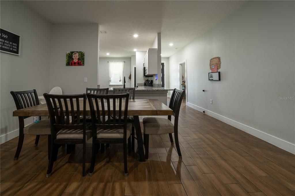 En Venta: $315,000 (4 camas, 2 baños, 1710 Pies cuadrados)