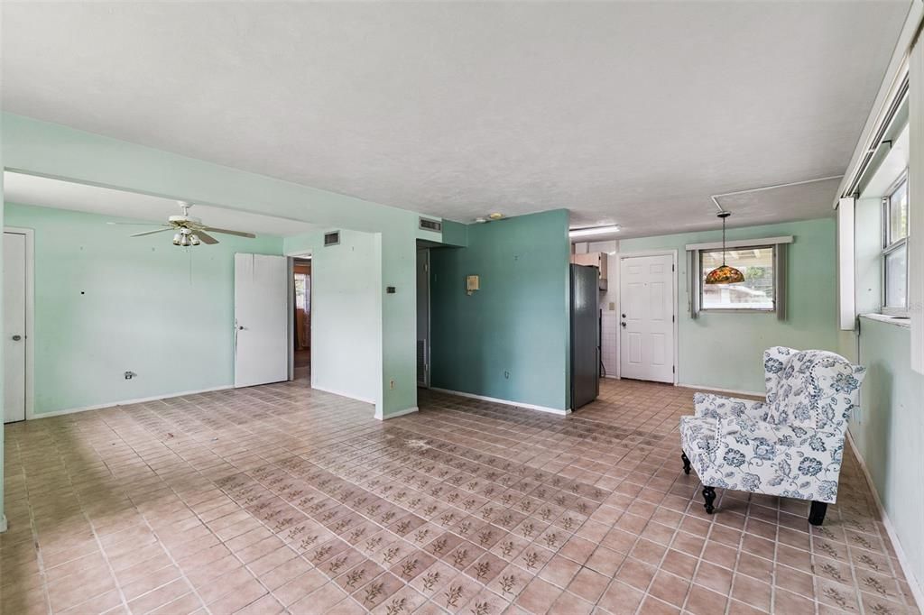 Active With Contract: $150,000 (2 beds, 1 baths, 925 Square Feet)