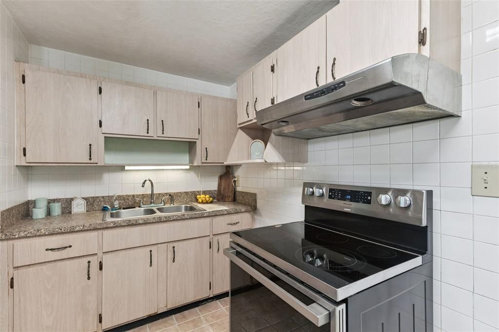 Active With Contract: $150,000 (2 beds, 1 baths, 925 Square Feet)