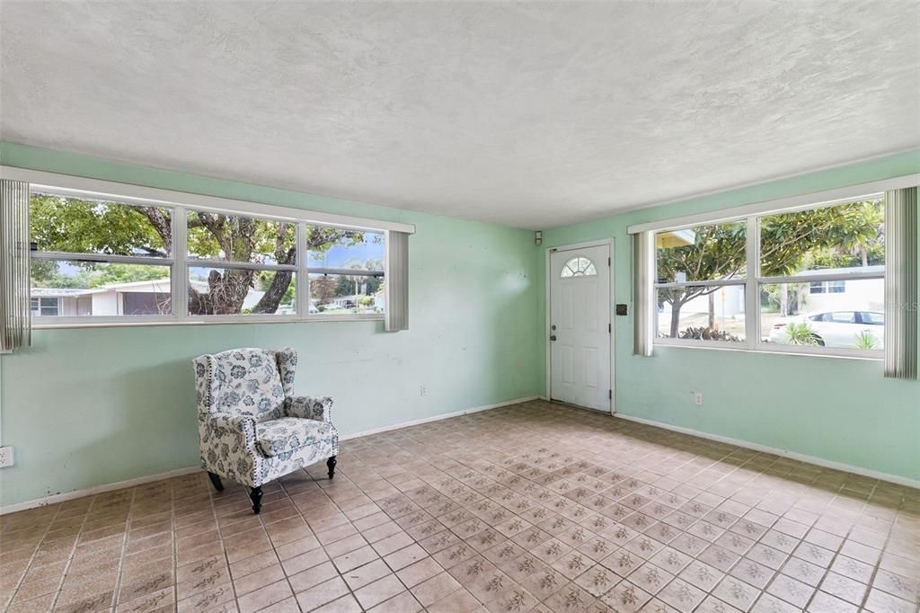Active With Contract: $150,000 (2 beds, 1 baths, 925 Square Feet)