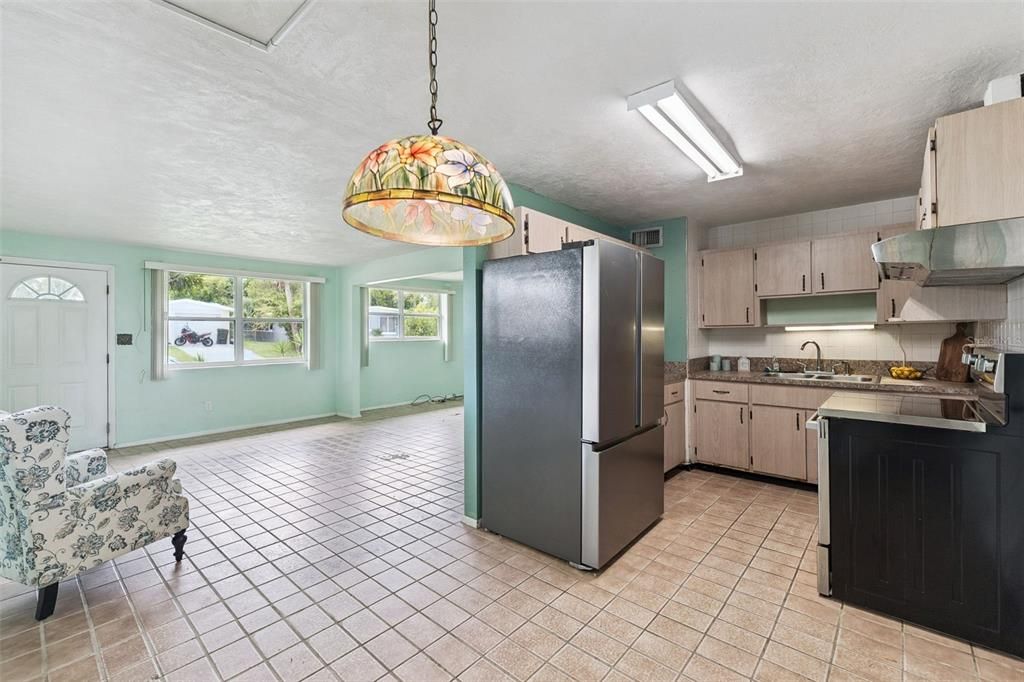Active With Contract: $150,000 (2 beds, 1 baths, 925 Square Feet)