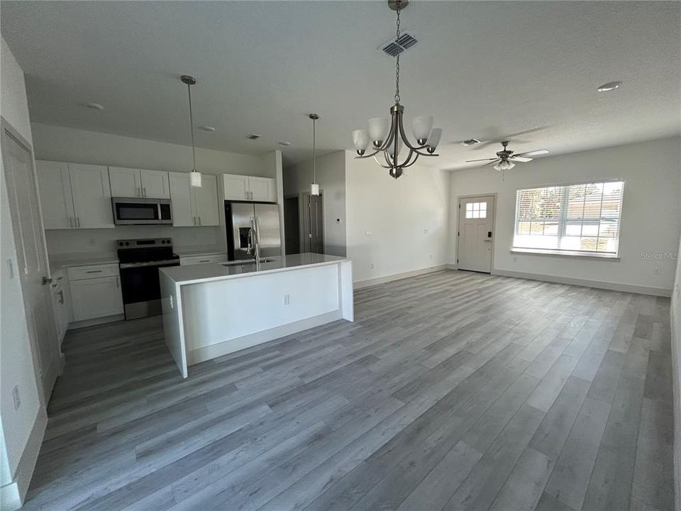 В аренду: $1,900 (4 спален, 2 ванн, 1551 Квадратных фут)
