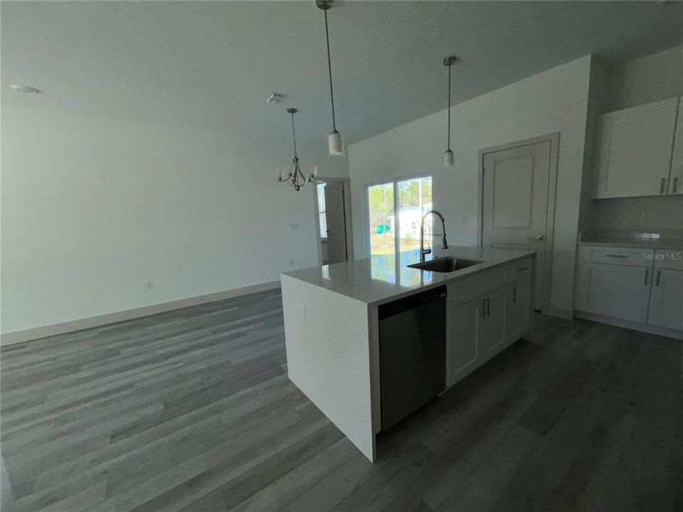 В аренду: $1,900 (4 спален, 2 ванн, 1551 Квадратных фут)