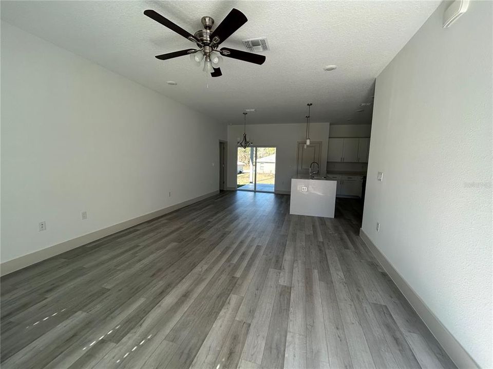 В аренду: $1,900 (4 спален, 2 ванн, 1551 Квадратных фут)