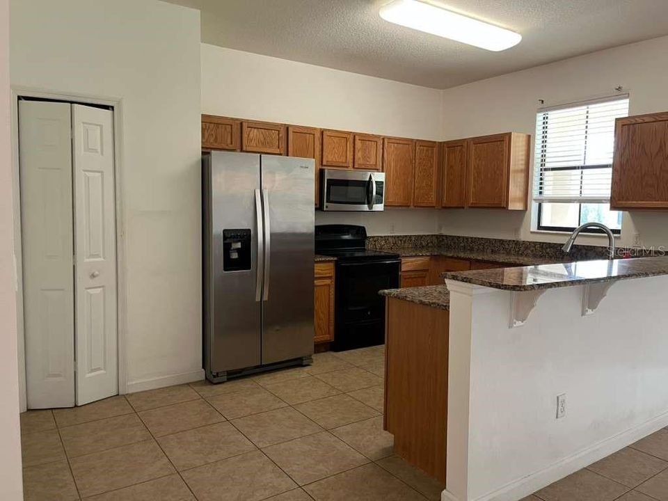 For Rent: $2,250 (4 beds, 2 baths, 1709 Square Feet)