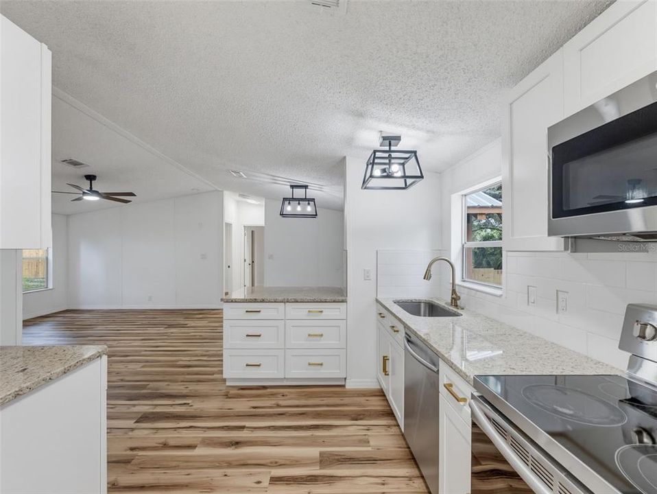 На продажу: $229,999 (3 спален, 2 ванн, 1152 Квадратных фут)