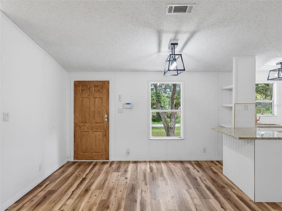 На продажу: $229,999 (3 спален, 2 ванн, 1152 Квадратных фут)