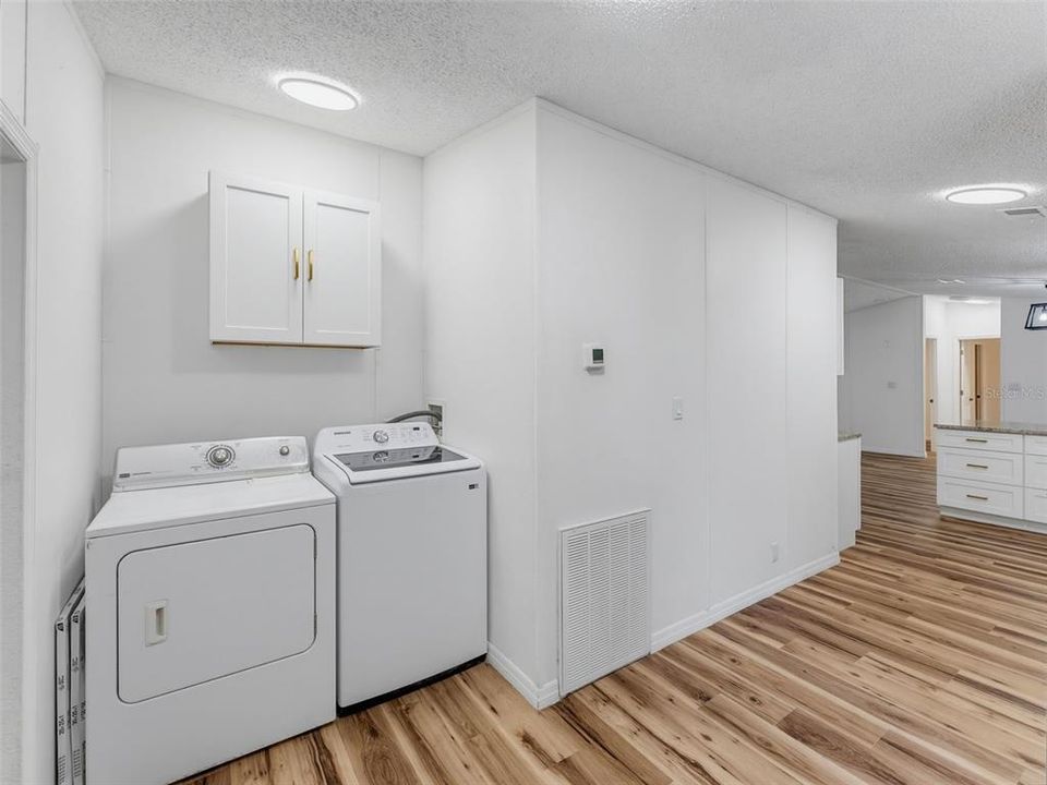 На продажу: $229,999 (3 спален, 2 ванн, 1152 Квадратных фут)