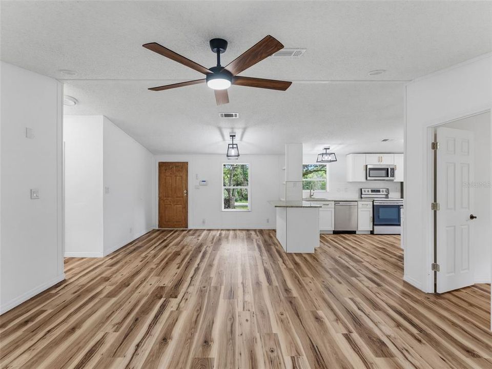 На продажу: $229,999 (3 спален, 2 ванн, 1152 Квадратных фут)