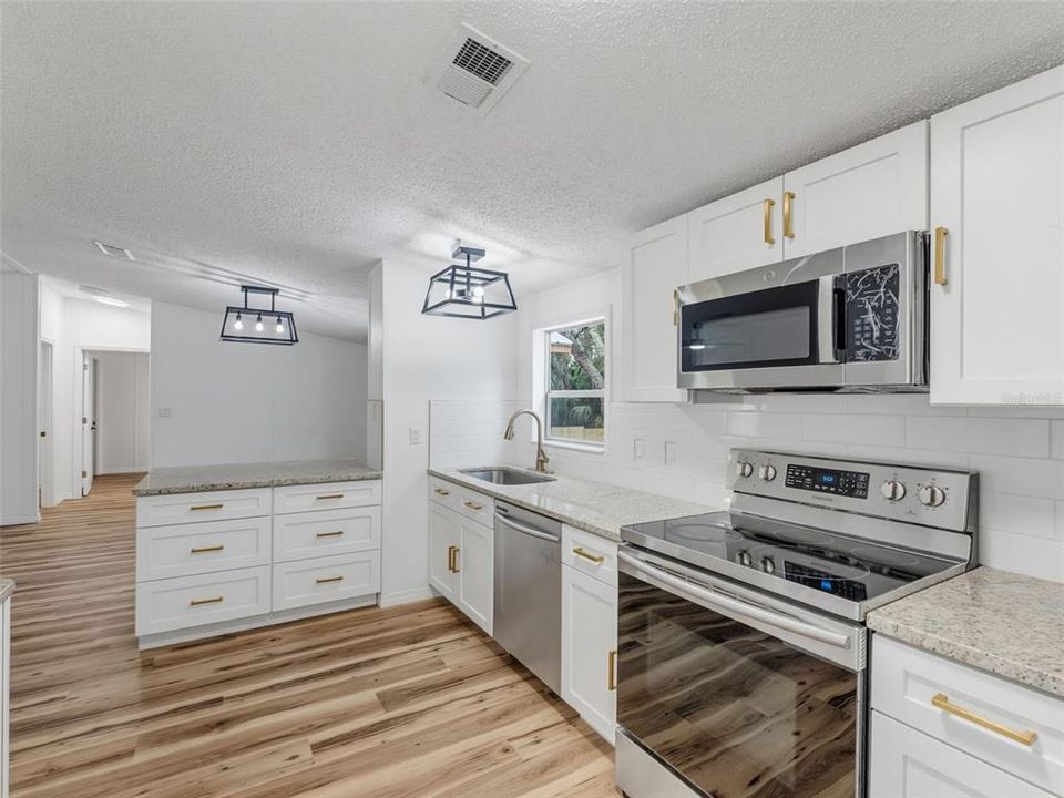 На продажу: $229,999 (3 спален, 2 ванн, 1152 Квадратных фут)