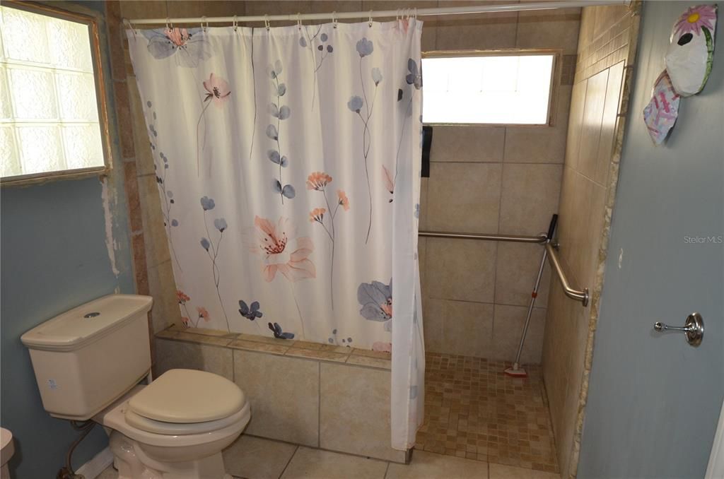 En Venta: $370,000 (3 camas, 3 baños, 2400 Pies cuadrados)