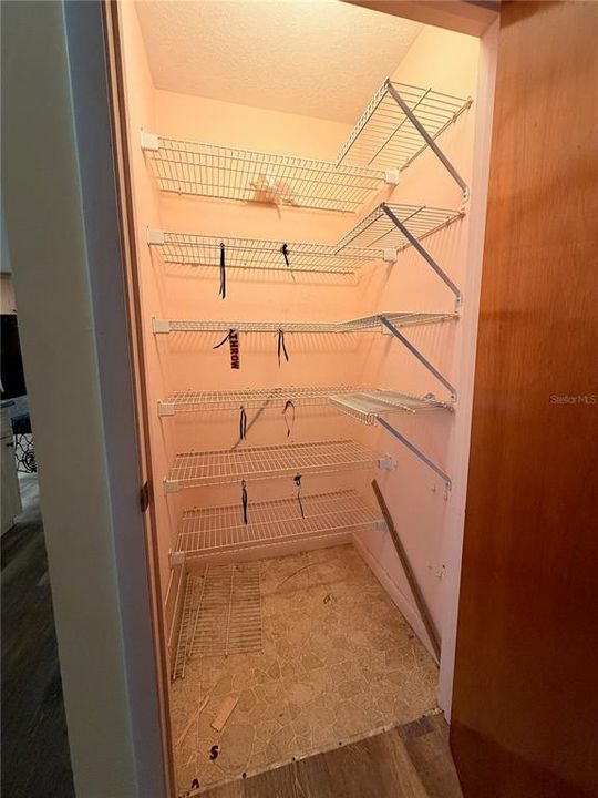 En Venta: $370,000 (3 camas, 3 baños, 2400 Pies cuadrados)