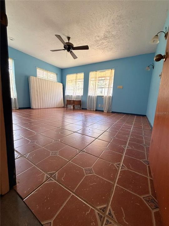 En Venta: $370,000 (3 camas, 3 baños, 2400 Pies cuadrados)