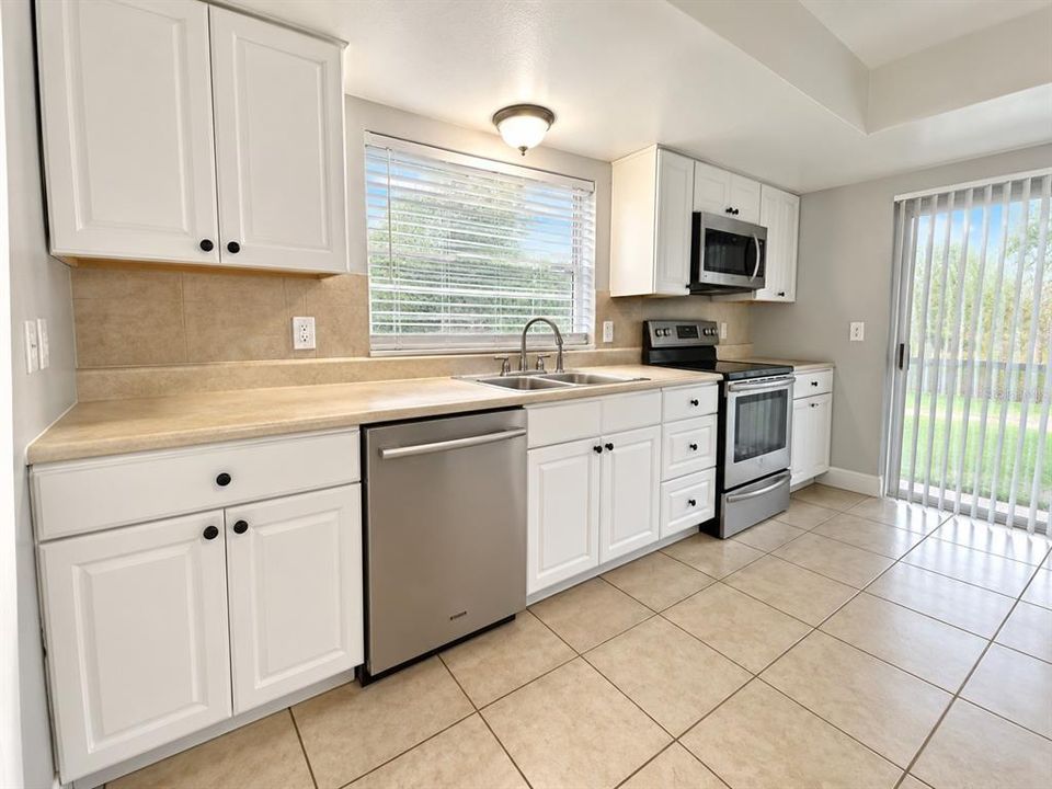 For Rent: $2,495 (5 beds, 2 baths, 1568 Square Feet)