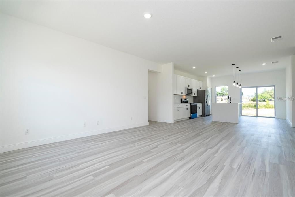 For Rent: $2,000 (4 beds, 2 baths, 1774 Square Feet)