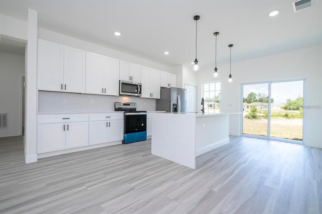 For Rent: $2,000 (4 beds, 2 baths, 1774 Square Feet)