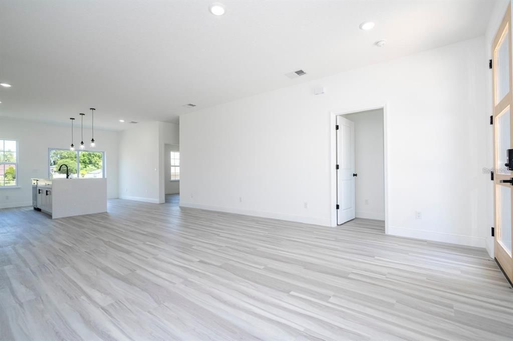 For Rent: $2,000 (4 beds, 2 baths, 1774 Square Feet)