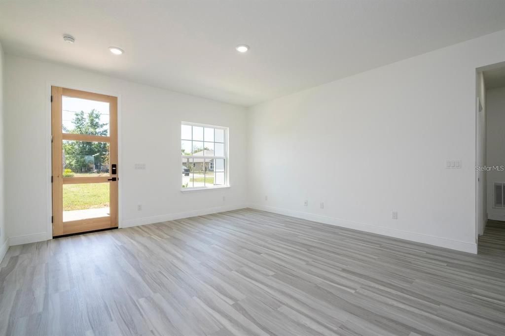 For Rent: $2,000 (4 beds, 2 baths, 1774 Square Feet)