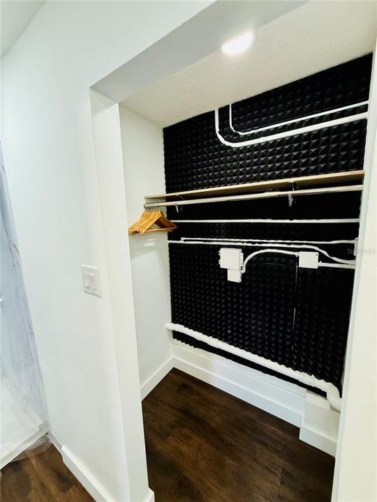 For Rent: $1,350 (0 beds, 1 baths, 1212 Square Feet)