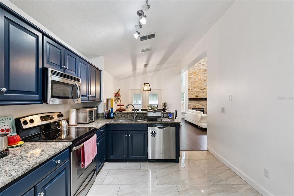 Activo con contrato: $524,999 (3 camas, 2 baños, 2078 Pies cuadrados)