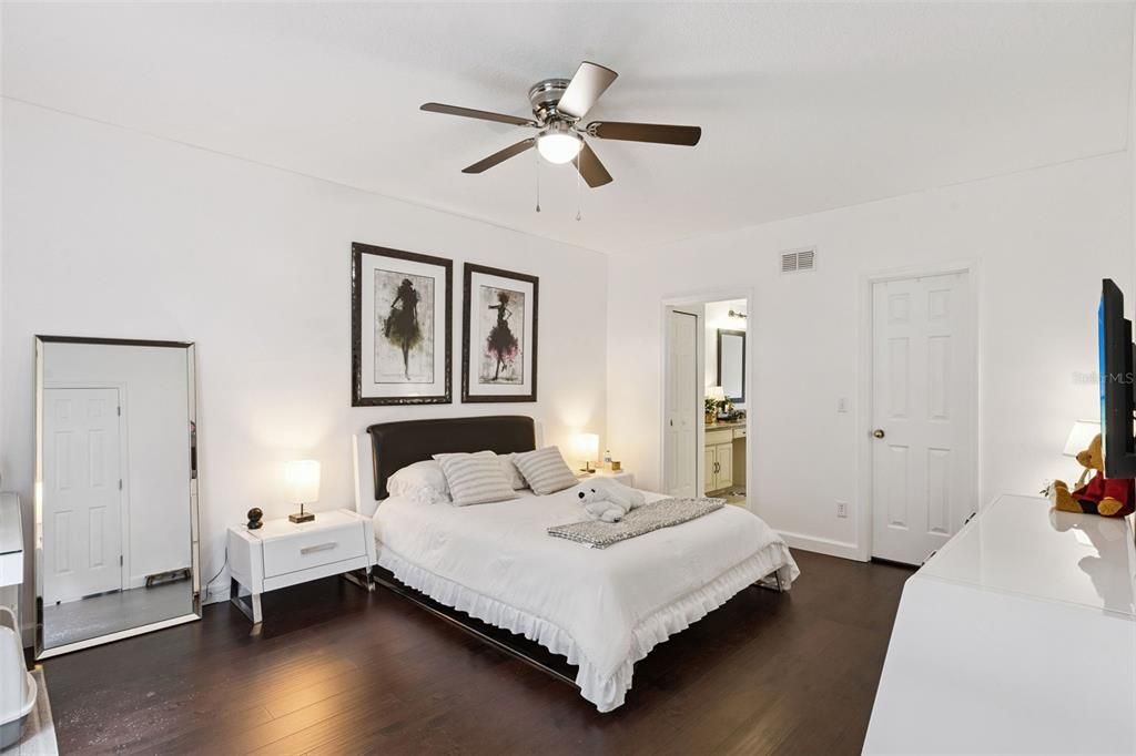 Activo con contrato: $524,999 (3 camas, 2 baños, 2078 Pies cuadrados)
