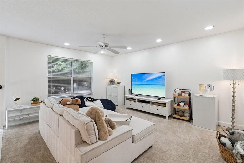 Activo con contrato: $524,999 (3 camas, 2 baños, 2078 Pies cuadrados)