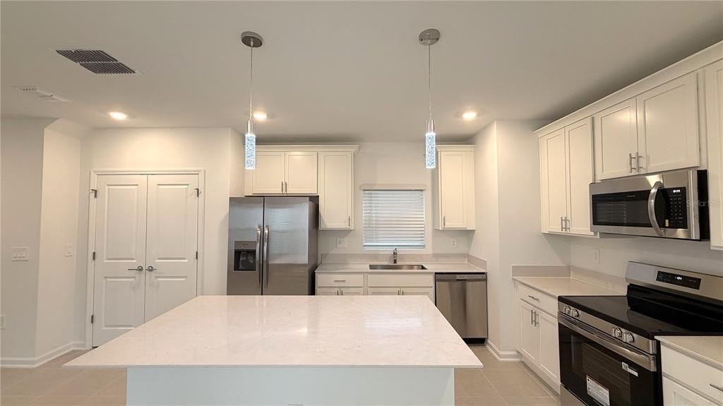 For Rent: $2,600 (3 beds, 2 baths, 1647 Square Feet)