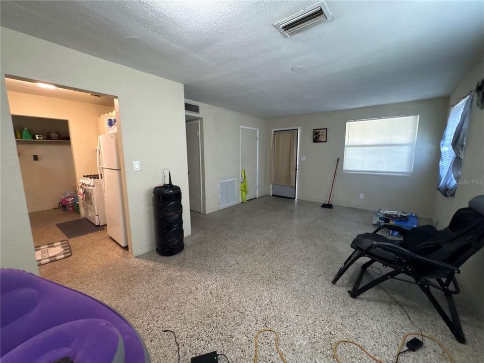 For Sale: $119,900 (2 beds, 1 baths, 1008 Square Feet)