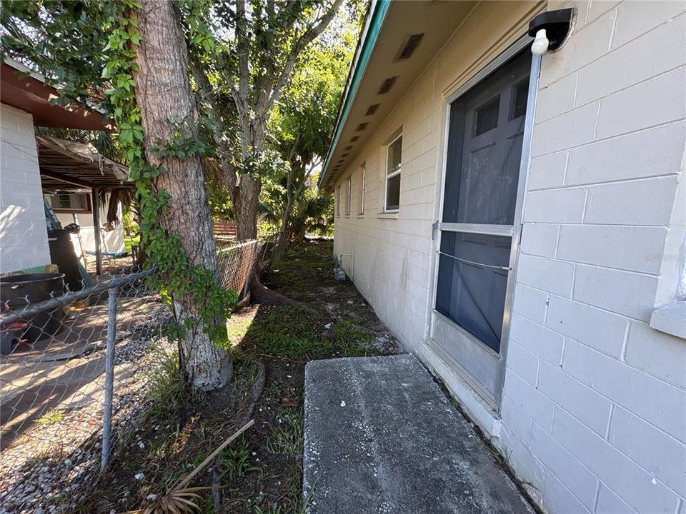 For Sale: $119,900 (2 beds, 1 baths, 1008 Square Feet)