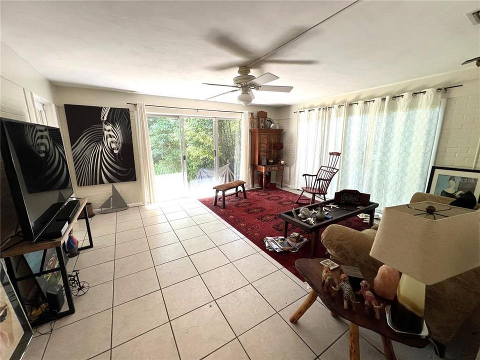 For Rent: $2,000 (3 beds, 1 baths, 1398 Square Feet)
