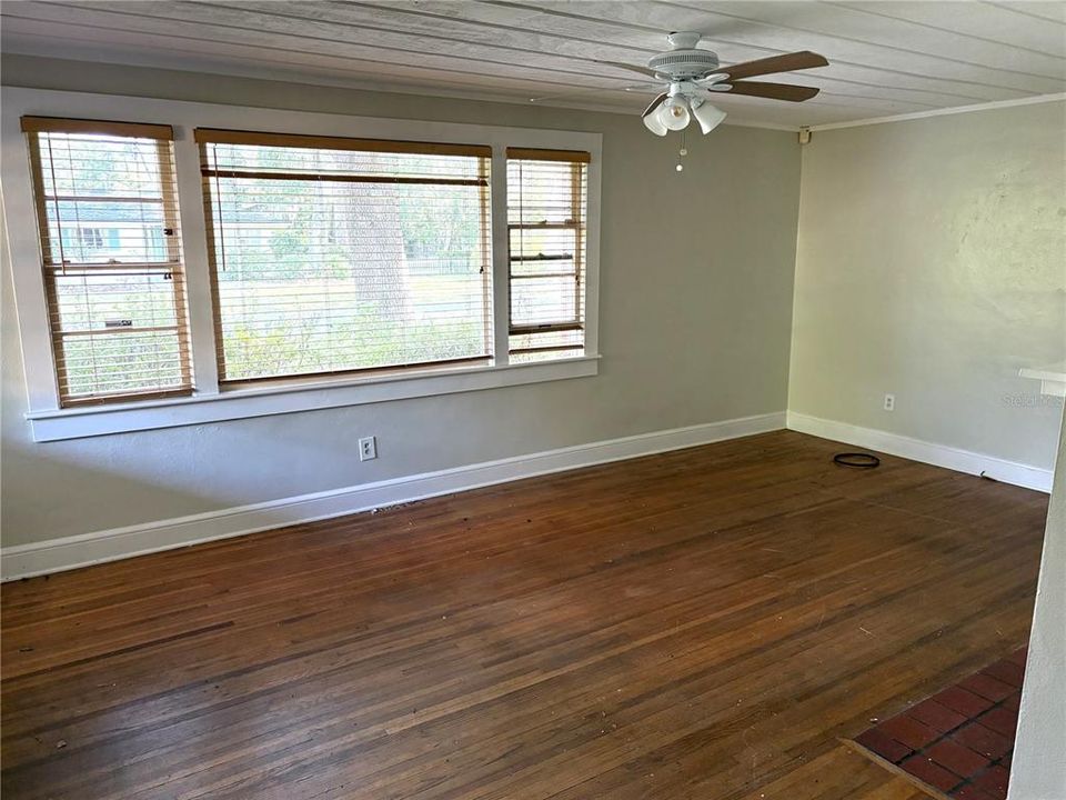 For Rent: $2,000 (3 beds, 1 baths, 1398 Square Feet)