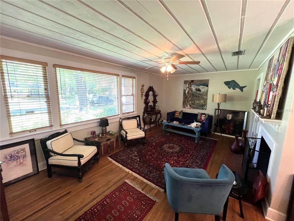 For Rent: $2,000 (3 beds, 1 baths, 1398 Square Feet)