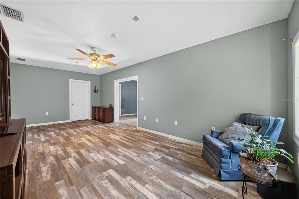 For Sale: $239,900 (3 beds, 1 baths, 1165 Square Feet)