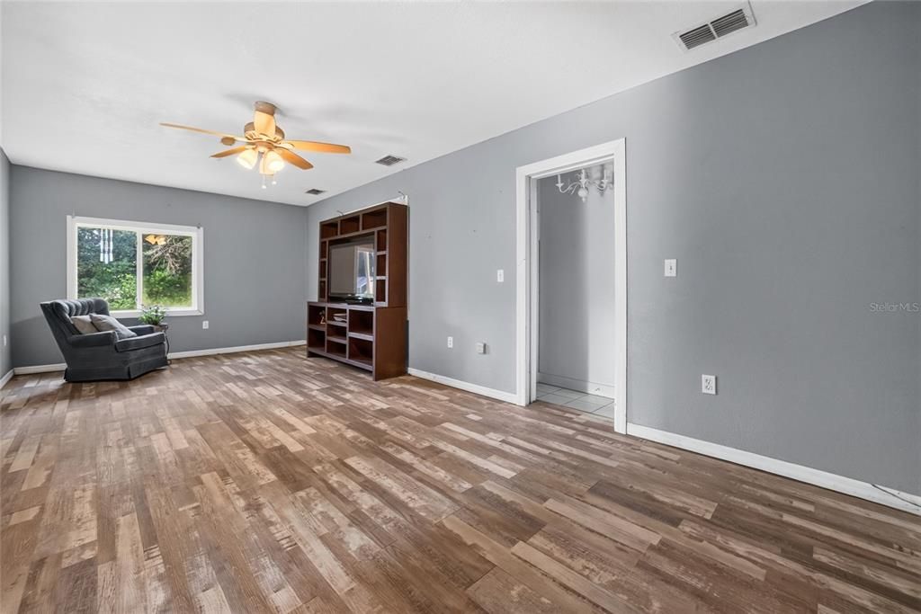 For Sale: $239,900 (3 beds, 1 baths, 1165 Square Feet)