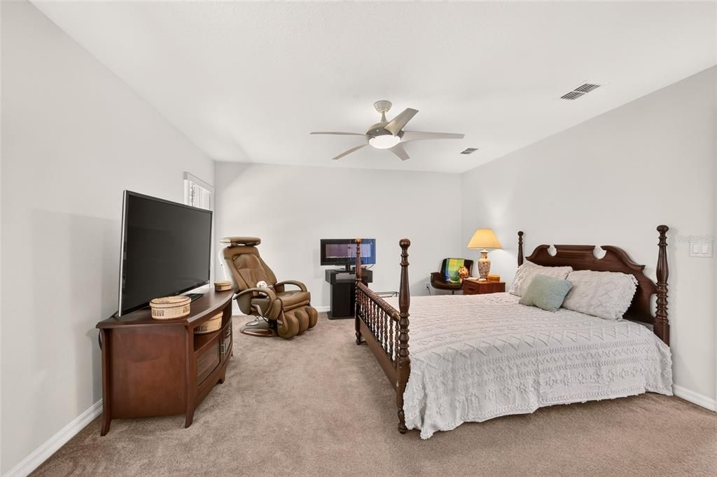 For Sale: $330,000 (3 beds, 2 baths, 1913 Square Feet)