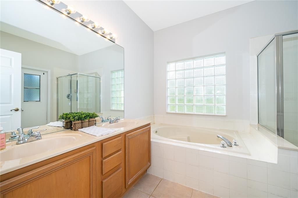 For Sale: $409,900 (3 beds, 2 baths, 1663 Square Feet)